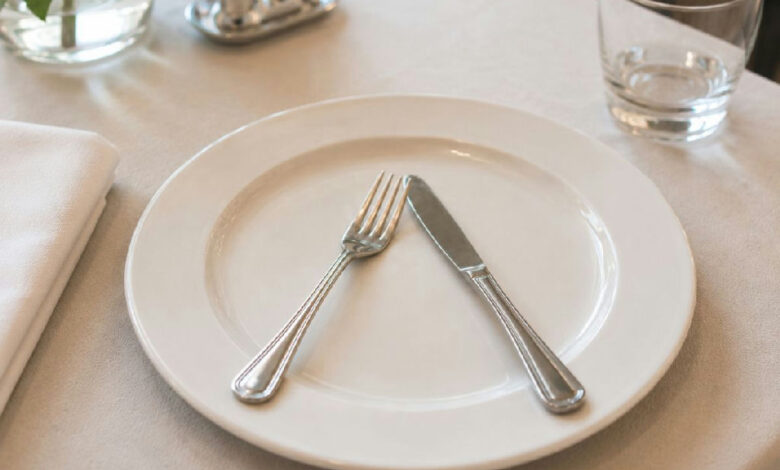 Etiqueta à mesa: entenda o significado de deixar talheres em formato de triângulo