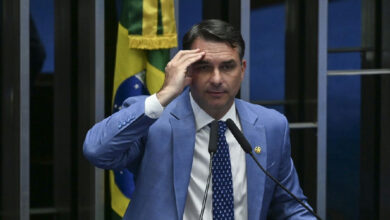 Flávio Bolsonaro aciona STF contra Lula por suposta relação com banqueiro