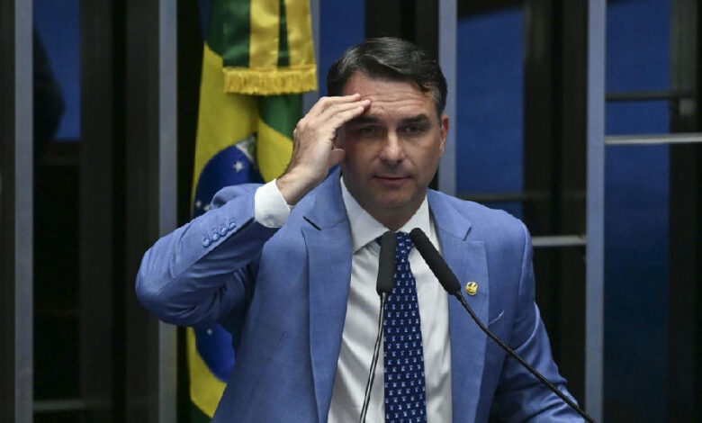 Flávio Bolsonaro aciona STF contra Lula por suposta relação com banqueiro