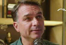 Flávio Bolsonaro compara polêmica sobre padroeira a atentado contra o pai