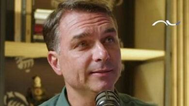 Flávio Bolsonaro compara polêmica sobre padroeira a atentado contra o pai