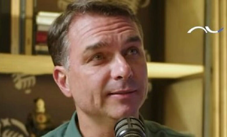 Flávio Bolsonaro compara polêmica sobre padroeira a atentado contra o pai