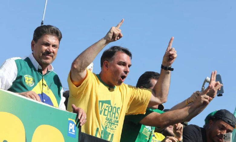 Flávio Bolsonaro confirma presença em debate da Globo e mira confronto direto com Lula