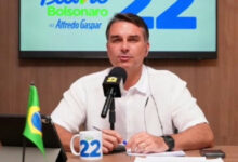 Flávio Bolsonaro critica STF e aponta influência de Lula em tensões na Corte