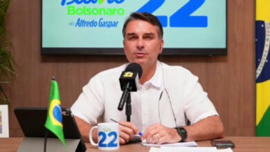 Flávio Bolsonaro critica STF e aponta influência de Lula em tensões na Corte