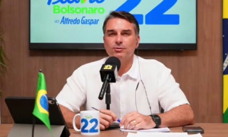 Flávio Bolsonaro critica STF e aponta influência de Lula em tensões na Corte