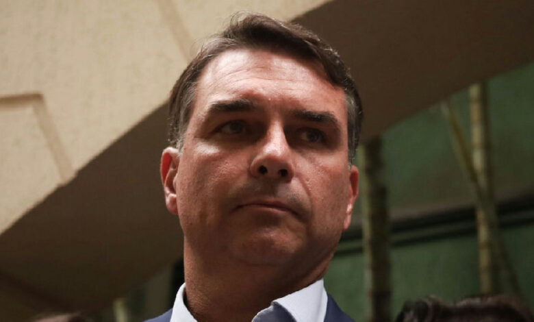 Flávio Bolsonaro é alvo do PT no Conselho de Ética por caso Dark Horse