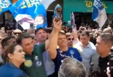 Flávio Bolsonaro exibe imagem de Nossa Senhora Aparecida após retratação com a CNBB