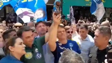 Flávio Bolsonaro exibe imagem de Nossa Senhora Aparecida após retratação com a CNBB