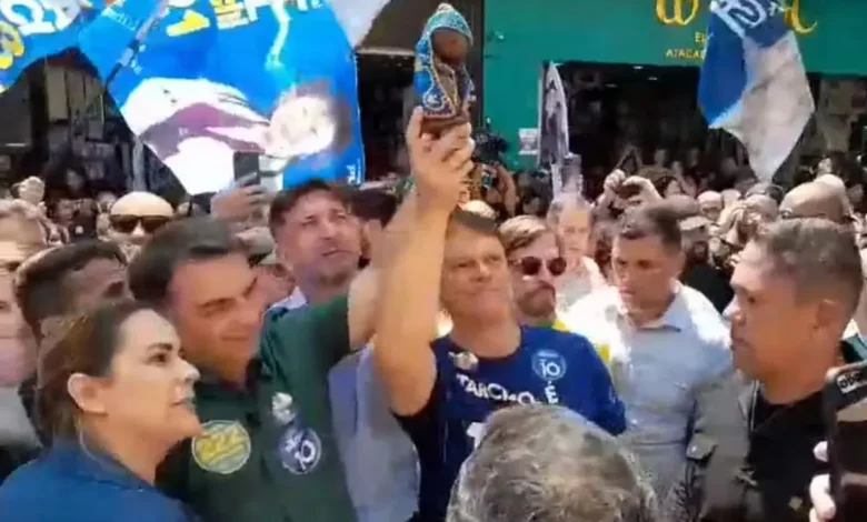 Flávio Bolsonaro exibe imagem de Nossa Senhora Aparecida após retratação com a CNBB