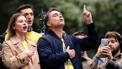 Flávio Bolsonaro intensifica críticas ao STF e a Lula em ato na Avenida Paulista