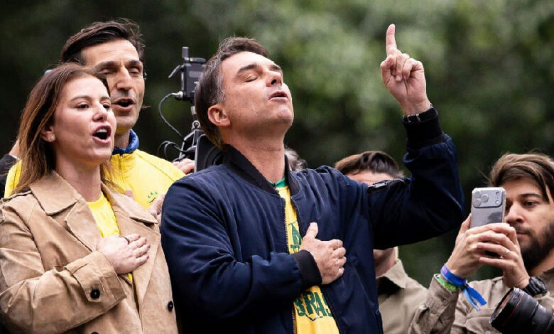 Flávio Bolsonaro intensifica críticas ao STF e a Lula em ato na Avenida Paulista