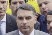 Flávio Bolsonaro nega envolvimento em projeto contra padroeira e critica oposição