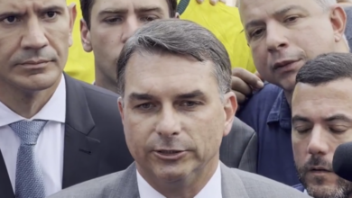 Flávio Bolsonaro nega envolvimento em projeto contra padroeira e critica oposição