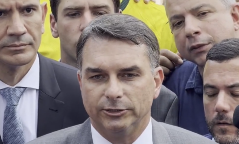 Flávio Bolsonaro nega envolvimento em projeto contra padroeira e critica oposição