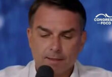 Flávio Bolsonaro nega financiamento de R$ 400 milhões para filme e rebate investigações da PF