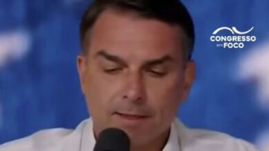 Flávio Bolsonaro nega financiamento de R$ 400 milhões para filme e rebate investigações da PF
