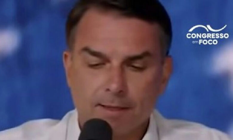 Flávio Bolsonaro nega financiamento de R$ 400 milhões para filme e rebate investigações da PF