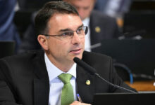 Flávio Bolsonaro pode quebrar hegemonia católica e ser o primeiro presidente evangélico eleito
