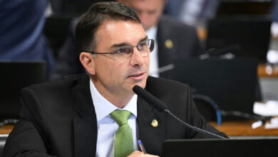 Flávio Bolsonaro pode quebrar hegemonia católica e ser o primeiro presidente evangélico eleito