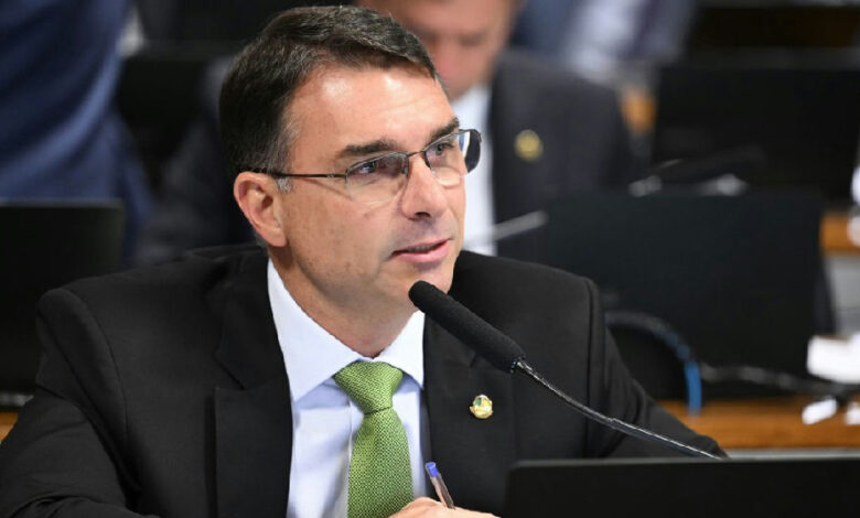 Flávio Bolsonaro pode quebrar hegemonia católica e ser o primeiro presidente evangélico eleito