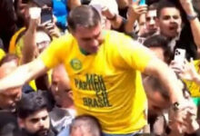 Flávio Bolsonaro refaz trajeto de atentado contra o pai em Juiz de Fora