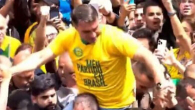 Flávio Bolsonaro refaz trajeto de atentado contra o pai em Juiz de Fora