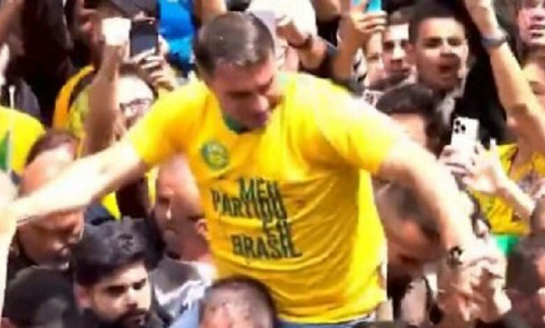 Flávio Bolsonaro refaz trajeto de atentado contra o pai em Juiz de Fora