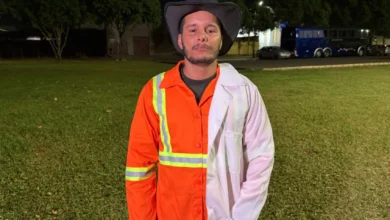 Formado em enfermagem, gari da Comurg celebra graduação com fotos usando uniforme de trabalho