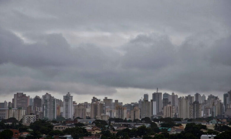 Frente fria traz temporais e queda nas temperaturas para Goiás neste domingo