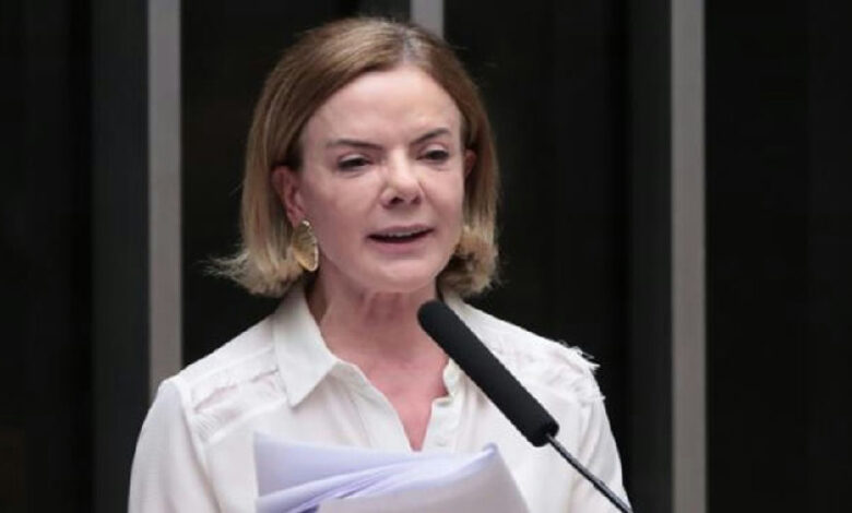 Gleisi Hoffmann aciona TSE contra discursos que pregam restrição ao voto feminino