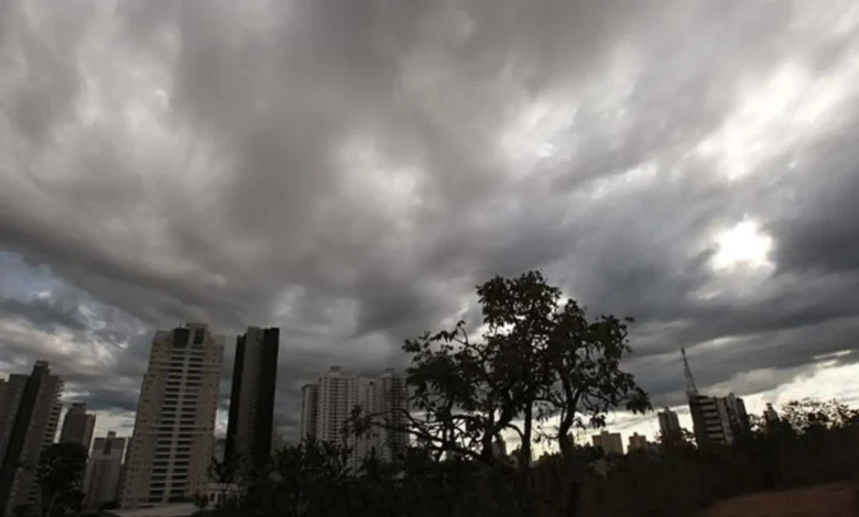 Goiânia emite alerta de tempestade com risco de alagamentos e ventos fortes