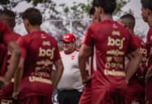 Guto Ferreira ajusta escalação do Vila Nova para confronto decisivo contra o América-mg