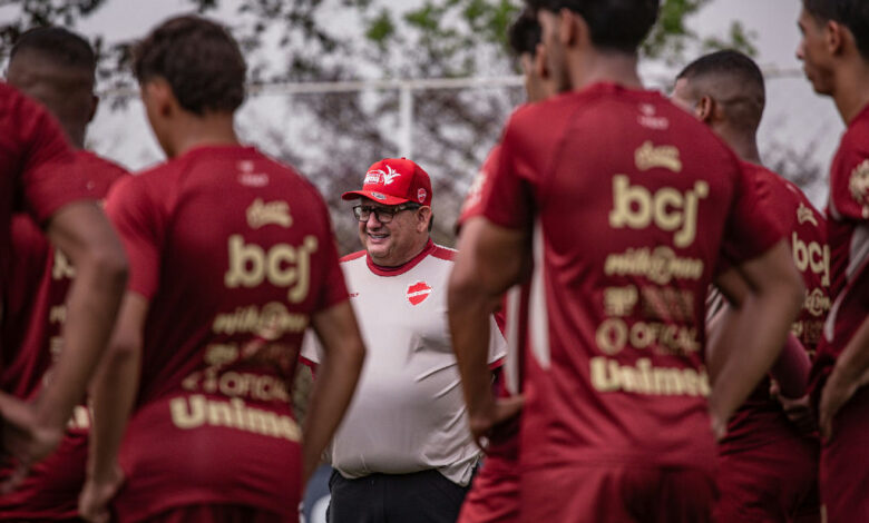Guto Ferreira ajusta escalação do Vila Nova para confronto decisivo contra o América-mg
