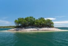 Ilha do amor em Goiás atrai turistas com águas cristalinas no Lago Corumbá IV