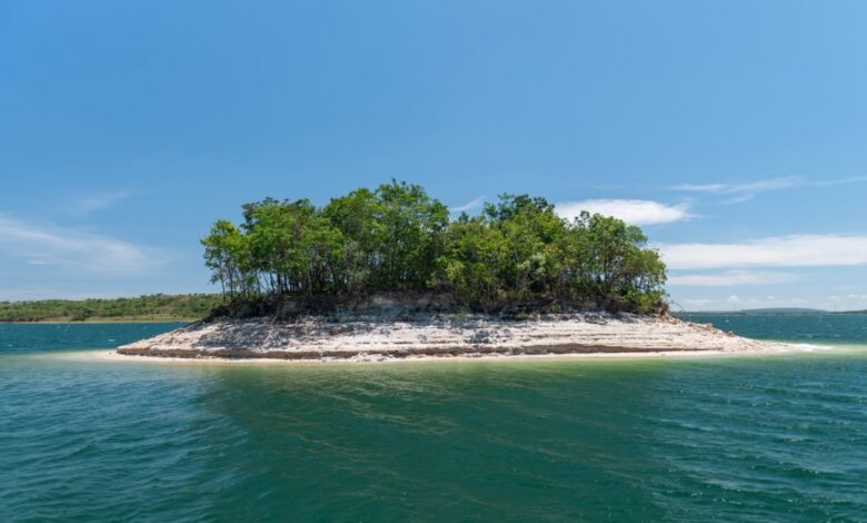 Ilha do amor em Goiás atrai turistas com águas cristalinas no Lago Corumbá IV