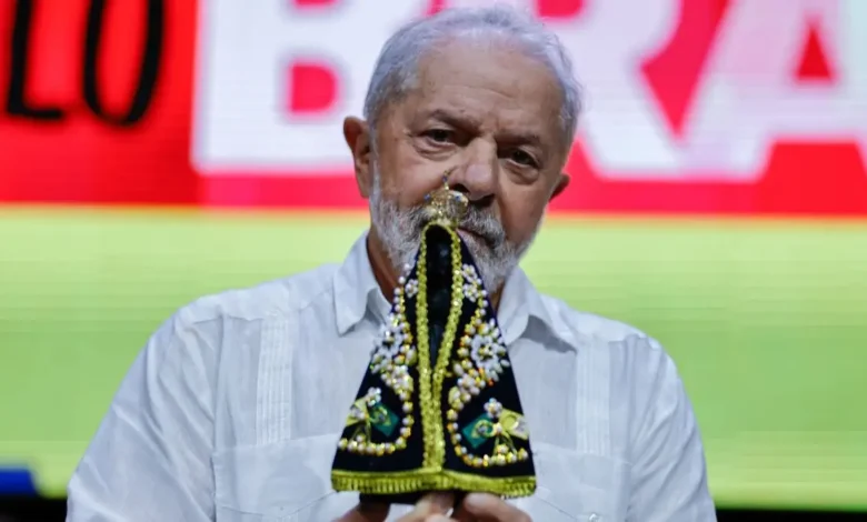 Janja compartilha foto de Lula com Nossa Senhora Aparecida para afastar boatos religiosos