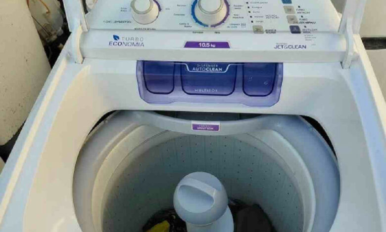 Lavar roupas com água fria reduz consumo de energia e preserva tecidos