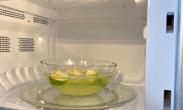 Limpeza de micro-ondas com limão: entenda como o vapor facilita a remoção de gordura
