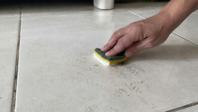 Limpeza de porcelanato: como a mistura de sabonete e detergente remove manchas difíceis