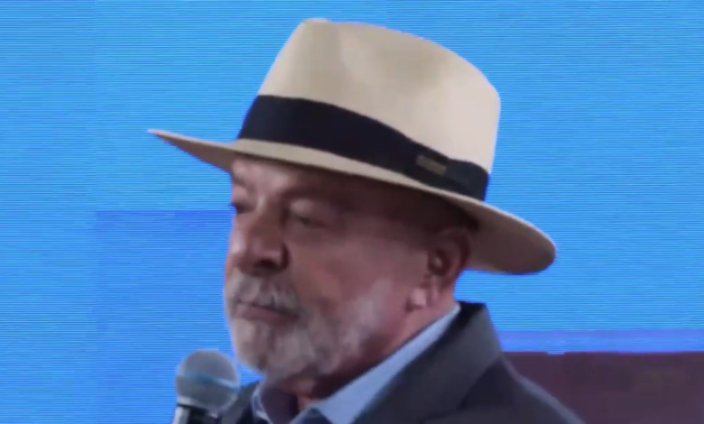 Lula critica gestão de Pazuello na pandemia e exalta resiliência do SUS