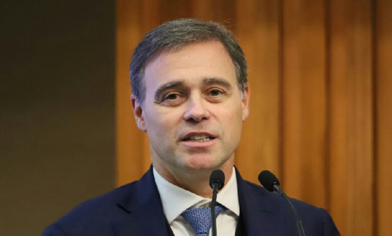 Ministro André Mendonça deixa sociedade de instituto educacional após questionamentos
