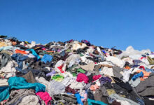 Montanha de 60 mil toneladas de roupas no Atacama expõe crise global da moda rápida
