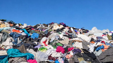 Montanha de 60 mil toneladas de roupas no Atacama expõe crise global da moda rápida