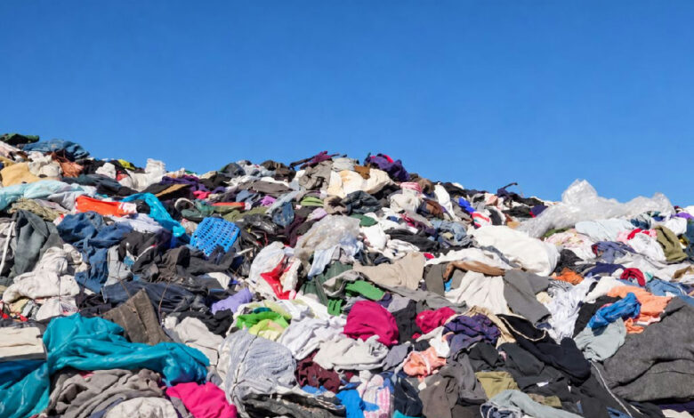 Montanha de 60 mil toneladas de roupas no Atacama expõe crise global da moda rápida