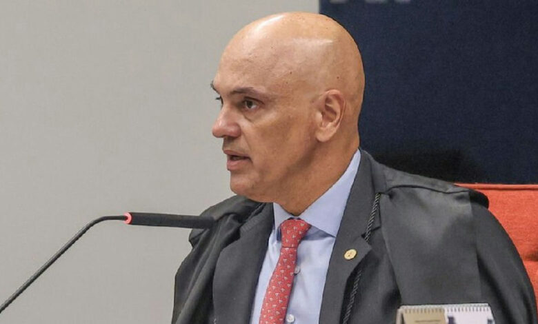 Moraes aponta indícios de crimes em conduta de Mendonça e solicita investigação