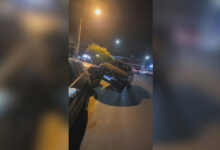 Motorista perde controle de BMW e acaba sobre carro estacionado em Goiânia
