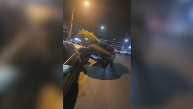 Motorista perde controle de BMW e acaba sobre carro estacionado em Goiânia