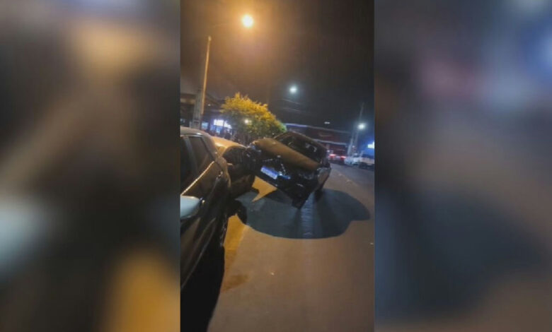 Motorista perde controle de BMW e acaba sobre carro estacionado em Goiânia