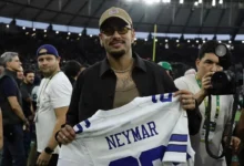 Neymar celebra a estreia da NFL no Maracanã e ganha camisa especial dos Dallas Cowboys